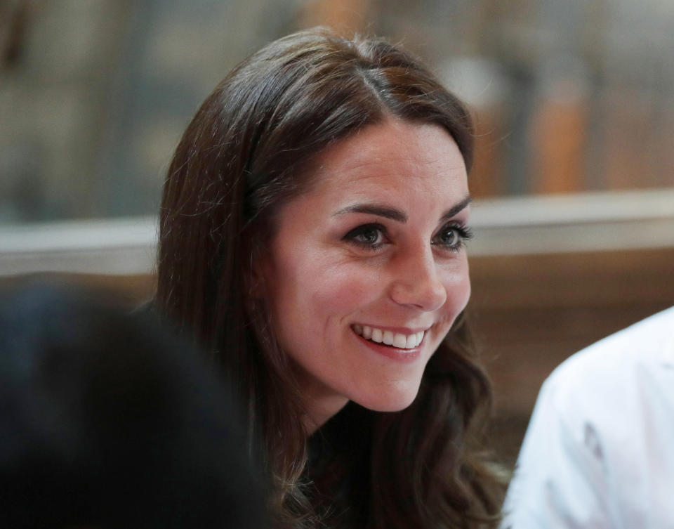 Kate Middleton en una fiesta de té para niños en el Hintze Hall del Museo de Historia Natural de Londres, el 22 de noviembre de 2016. Imagen vía REUTERS/Yui Mok/Pool.