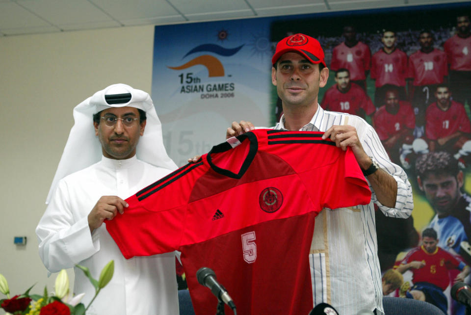 Fernando Hierro siendo presentado por el Al-Rayan en 2003. | Foto: Getty