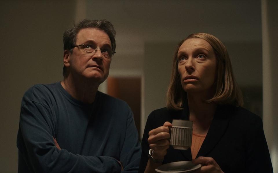 "The Staircase" (abrufbar bei WOW) erzählt die wahre Geschichte von Michael Peterson (Colin Firth), der beschuldigt wurde, seine Frau (Toni Collette) ermordet zu haben. (Bild: 2021 WarnerMedia Direct  LLC)