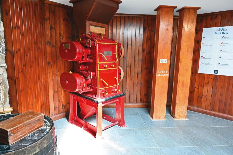 展示解說用的麥芽碾磨機，以及輸送麥芽用的木製電梯（右側的2個直筒）。