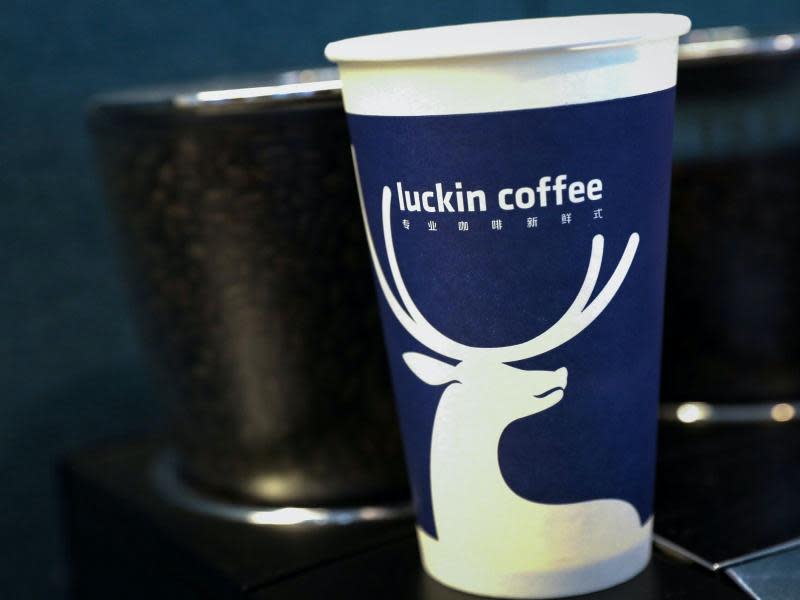 ▲瑞幸咖啡曾被稱為「中國星巴克」2019 年中國境內總店數最多逾 4500 家。（圖／翻攝自《香港 01 》）