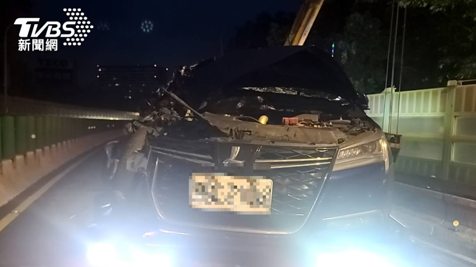 轎車猛力撞擊，車頭嚴重毀損。（圖／TVBS）
