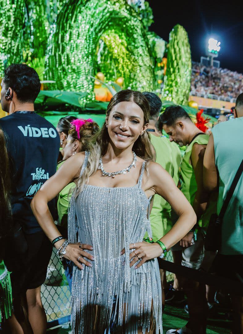 Evangelina Anderson se tomó unos días de descanso y viajó a Río de Janeiro para vivir la experiencia del carnaval carioca. En el corazón del sambódromo, rodeada de comparsas y carrozas, la exvedette posó para las cámaras y celebró el momento. “No puedo estar más feliz y agradecida a la vida. Estoy cautivada