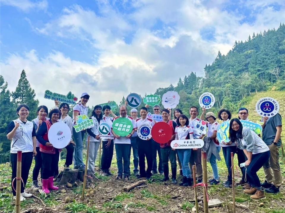 華航積極部署擴大認養計畫，總經理高星潢（左８）、資深副總經理賴銘輝（右11）、農業部林業及自然保育署新竹分署長夏榮生（左6）及賽夏族合作社理事長根誌優（右9）共同訪察南庄造林地。（華航提供）