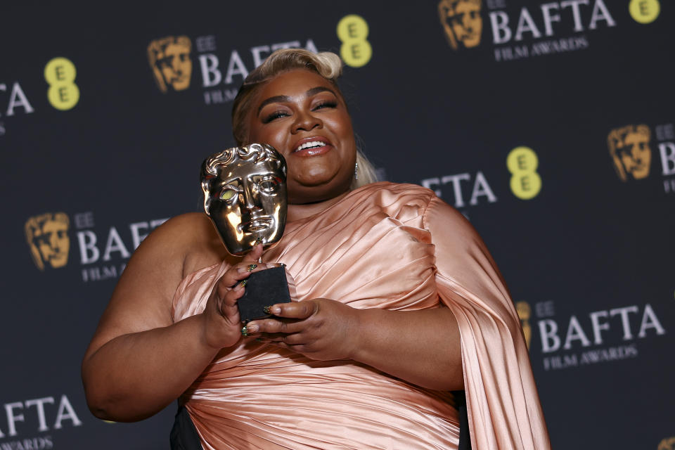 Da'Vine Joy Randolph, ganadora del premio a mejor actriz de reparto por 'The Holdovers', posa en la 77a entrega de los Premios de la Academia Británica de Cine (BAFTA) en Londres el domingo 18 de febrero de 2024. (Foto Vianney Le Caer/Invision/AP)