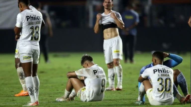 El dolor de los futbolistas de Santos, consumado el descenso tras el partido ante Fortaleza