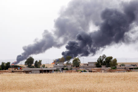 Smoke rises after explosions at two oil wells in Khabbaz oilfield, 20 km (12 miles) southwest of Kirkuk in Iraq, May 4, 2016. REUTERS/Ako Rasheed