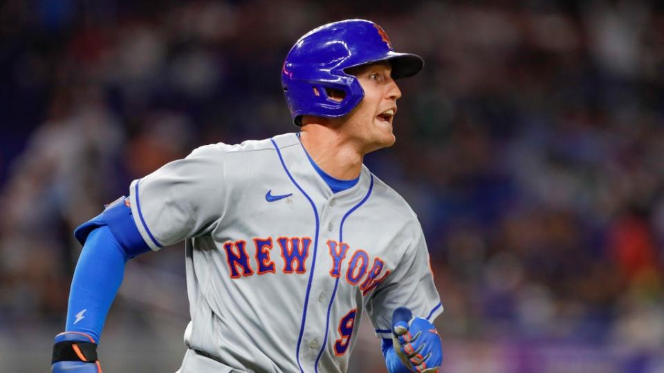 Brandon Nimmo running yelling looking to side road jersey