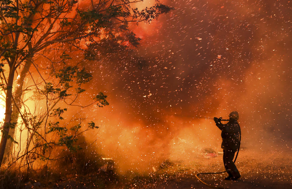 Un bombero combate las llamas en Córdoba, Argentina, el lunes 12 de octubre de 2020. (AP Foto/Nicolas Aguilera)