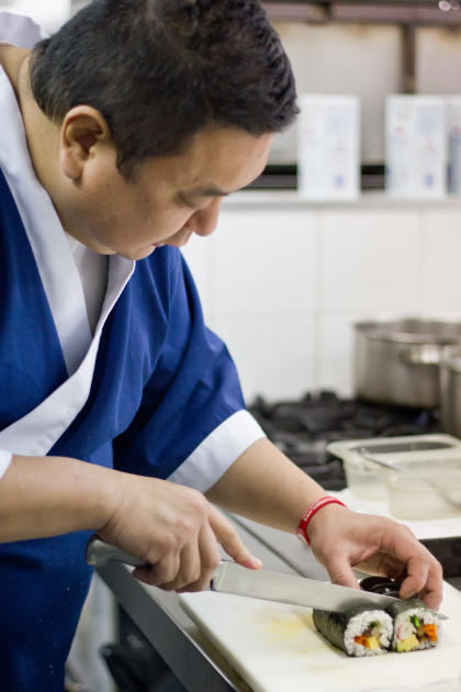 Iwao preparando un "futomaki" (Foto: Gonzalo Sáenz)