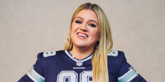 phoenix, az february 09 kelly clarkson poses for a photo while wearing a dallas cowboys dress during nfl honors at the symphony hall on february 9, 2023 in phoenix, arizona photo by cooper neillgetty images