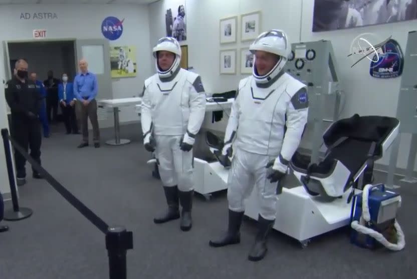 Los astronautas Doug Hurley y Bob Behnken con los trajes espaciales en el OBC | imagen NASA/SpaceX