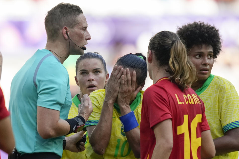 Marta rompió en llanto cuando le mostraron la tarjeta roja después de su acción agresiva. (AP Photo/Moises Castillo)