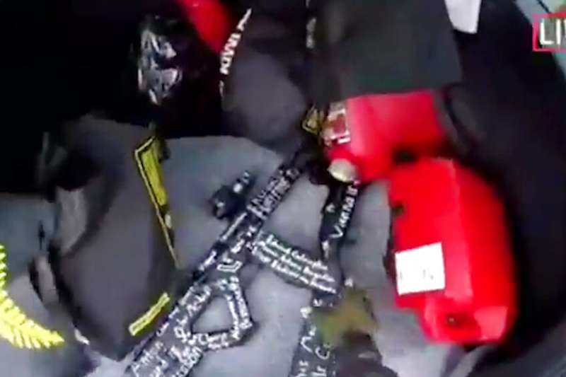 在紐西蘭槍擊案的直播影片中，可見凶嫌攜帶多把槍枝前往清真寺。（美聯社）