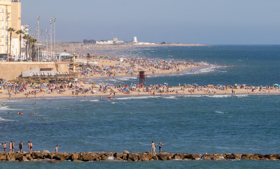 Playas hasta la bandera: Cádiz ha cerrado el acceso a algunas tras estas aglomeraciones