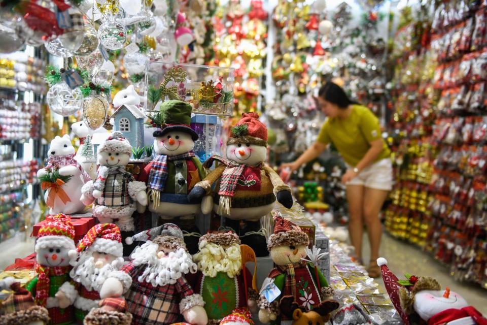In der chinesischen Stadt Yiwu werden zwei Drittel der weltweiten Weihnachtsdekoration produziert. - Copyright: picture alliance / Xinhua News Agency: Huang Zongzhi