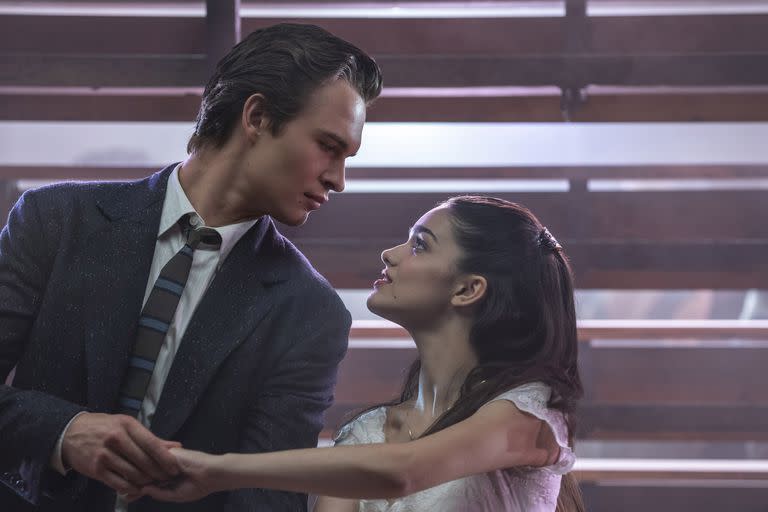 Ansel Elgort y Rachel Zegler en Amor sin barreras