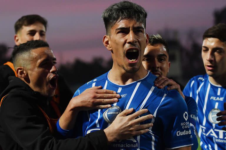 El uruguayo Salomón Rodríguez celebra un gol del sorprendente Godoy Cruz contra el único de los amenazados por el descenso que no reacciona, Aldosivi.