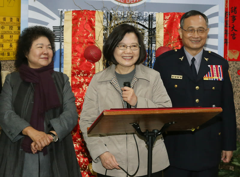 春節前夕，總統蔡英文（中）1日在總統府秘書長陳菊（左）、警政署長陳家欽（右）等人陪同下到台北市警察局中正第二分局進行春節慰勉，除頒發加菜金之外，蔡總統宣布未來警察同仁將比照軍人，享有和國軍同樣的醫療補助。中央社記者郭日曉攝 108年2月1日