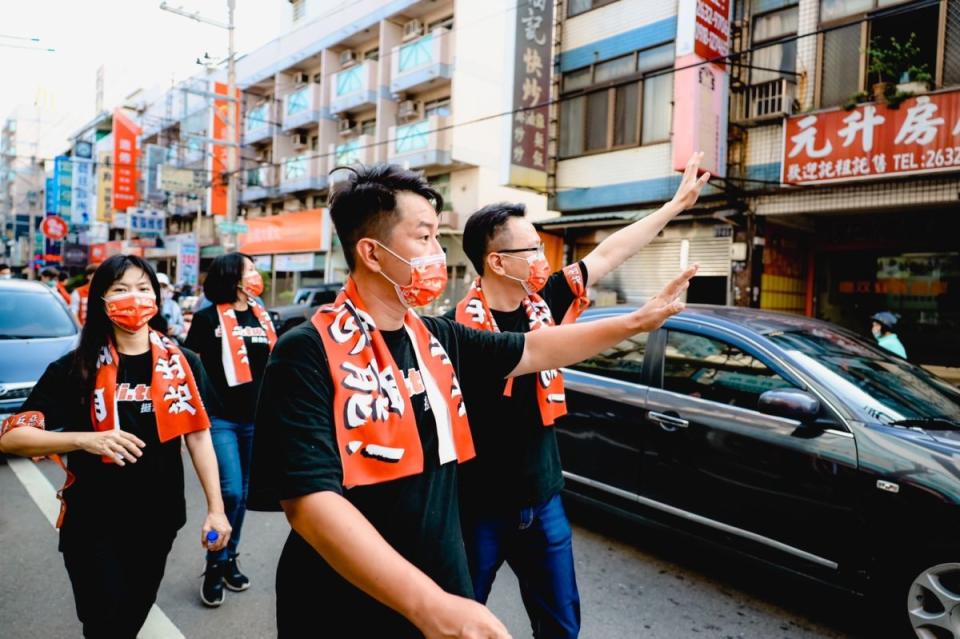 ▲面對罷免案投票，台灣基進立委陳柏維持續其「100小時民主最後一哩路」徒步走遍選區行程，盼獲得鄉親支持，度過罷免危機。（圖／陳柏惟辦公室提供）