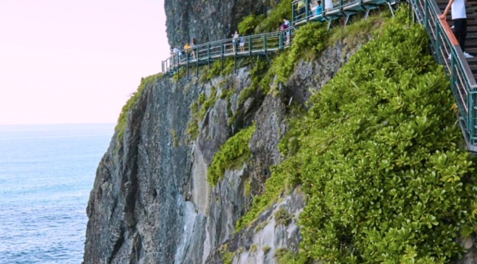 垂直懸空的懸崖天空步道，為花蓮超人氣打卡熱點。（圖片來源：花蓮縣政府）