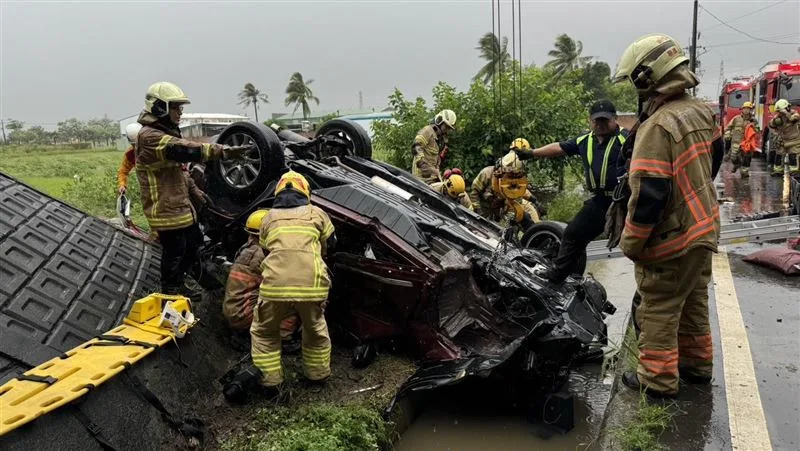 休旅車嚴重變形，警消使用破壞器材進行救援。（圖／翻攝畫面）