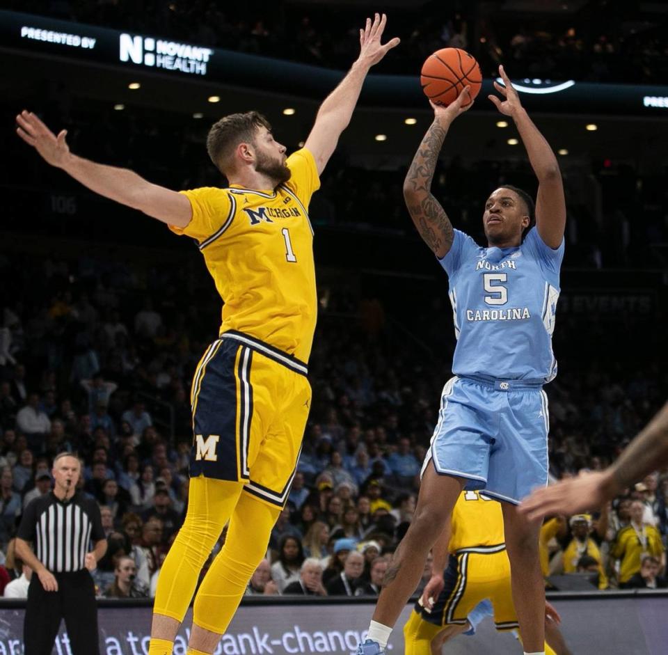 North Carolina’s Armando Bacot puts up a shot against Michigan’s Hunter Dickinson last season. Bacot is back at UNC, and Dickinson transferred to Kansas this offseason. Kentucky will play against both All-America-candidate big men this season.