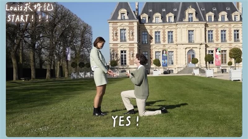 Ada下秒眼淚奪眶而出才表示：「YES！」答應求婚，路易最後幫她套上戒指。（圖／翻攝自我是路易YouTube）