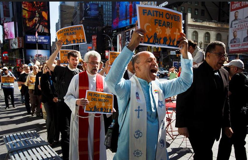 Grupo de fieles de varias religiones se manifiesta contra el candidato republicano, en Nueva York, antes de su reunión con líderes evangélicos. (Foto: EFE)