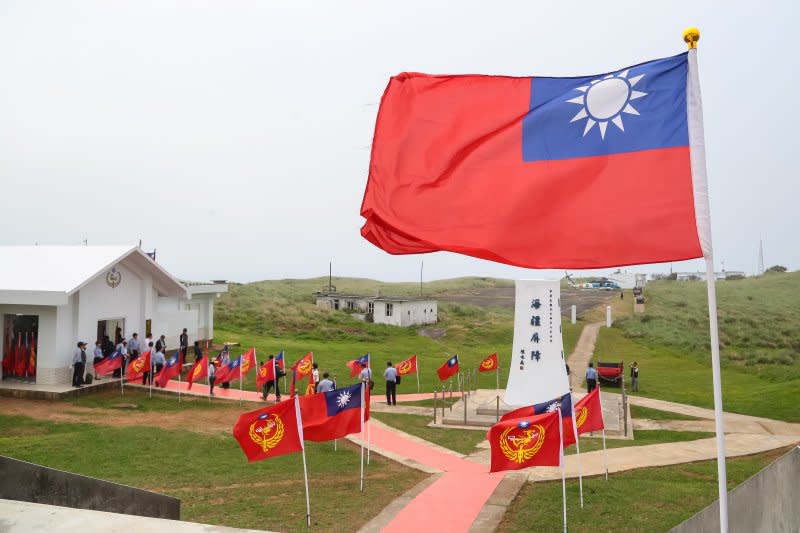 <cite>飄揚的中華民國國旗，與彭佳嶼島上「海疆屏障」的碑石相互輝映。（資料照，顏麟宇攝）</cite>