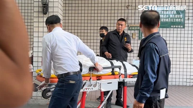 記者則直擊全身包裹白布的遺體送上車，運回台南殯儀館解剖。（圖／記者簡榮良攝影）