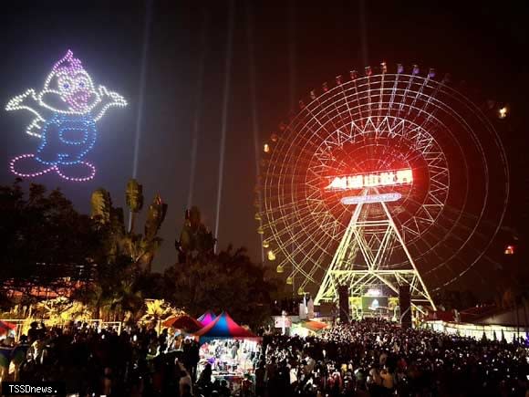 劍湖山愛遊世界摩天輪跨年煙火秀，四百台無人機與煙火秀共同打造八百八十八秒的跨年大秀。(記者劉春生攝)