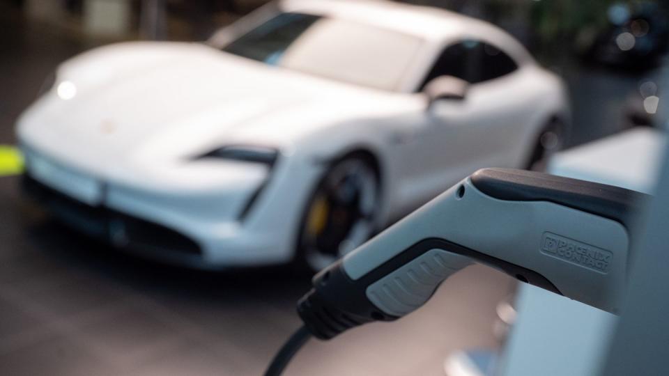 Ein elektrischer Porsche Taycan Turbo S im Porsche Zentrum Stuttgart.