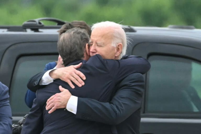 Le président des Etats-Unis Joe Biden étreint son fils Hunter Biden sur le tarmac d'une base aérienne de l'Etat du Delaware où le père et le fils se sont retrouvés le 11 juin 2024 après que ce dernier eut été reconnu coupable de détention illégale d'une arme à feu en 2018 (ANDREW CABALLERO-REYNOLDS)