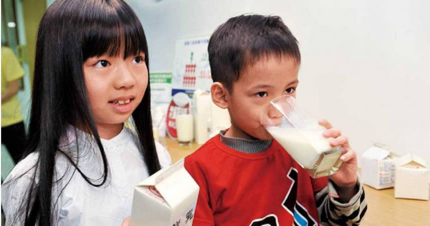 多喝牛奶可攝取較多的鈣質，但飲食均衡更加重要。（圖／報系資料庫）