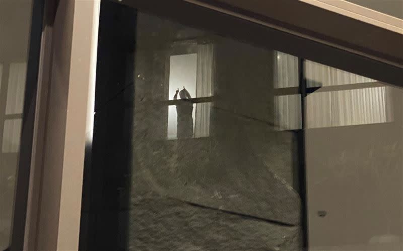 醫護人員在例行交班時，發現樓上窗邊出現一個人影。（圖／翻攝自台北慈濟醫院臉書）