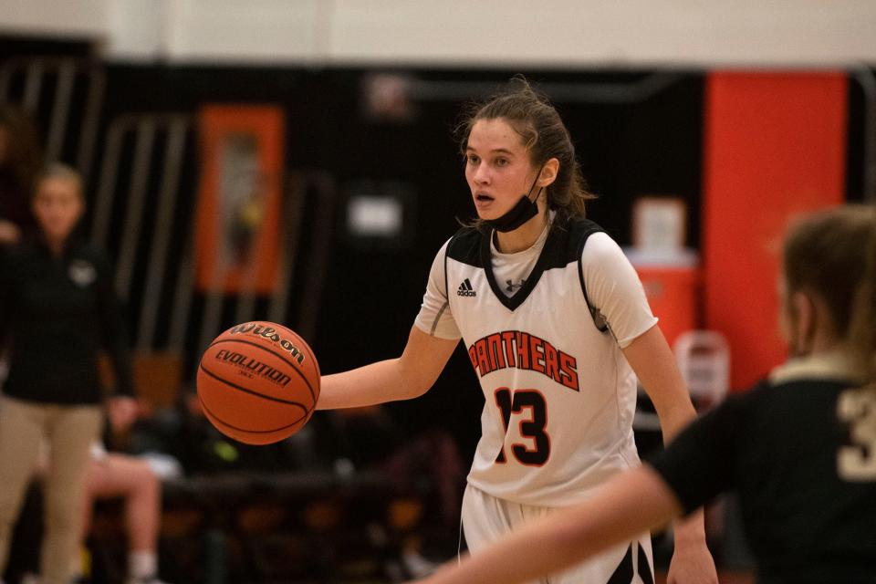 Washington's Georgia Duncan dribbles the ball during a home game against Dunlap on Dec. 10, 2021. The Washington Panthers beat the Eagles 48-31.