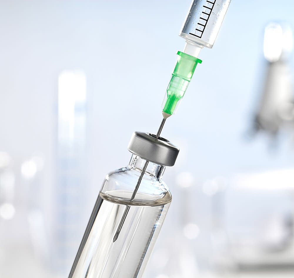 1000-syringe-for-vaccine.jpg