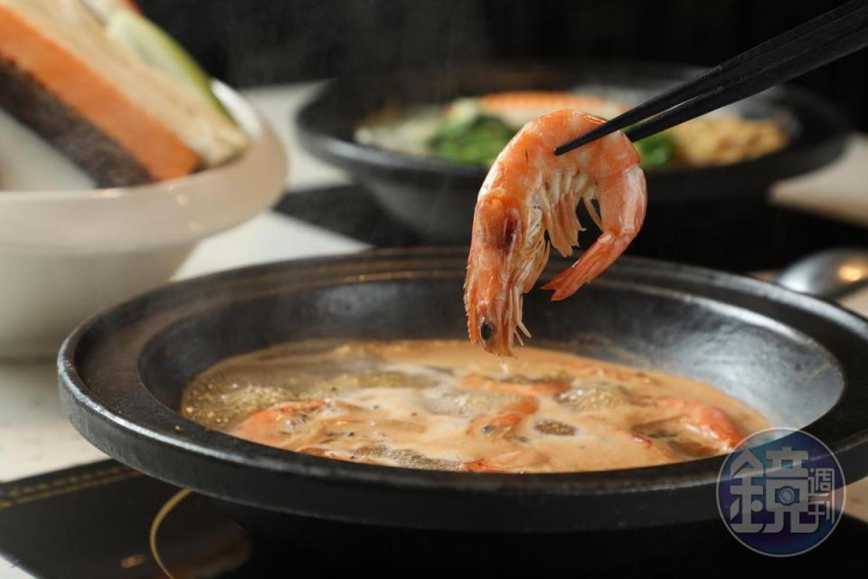 「醬爆黃金蒜蝦鍋」會用洋蔥、蒜頭爆炒白蝦，讓湯頭喝來蝦味十足。（350元／份）