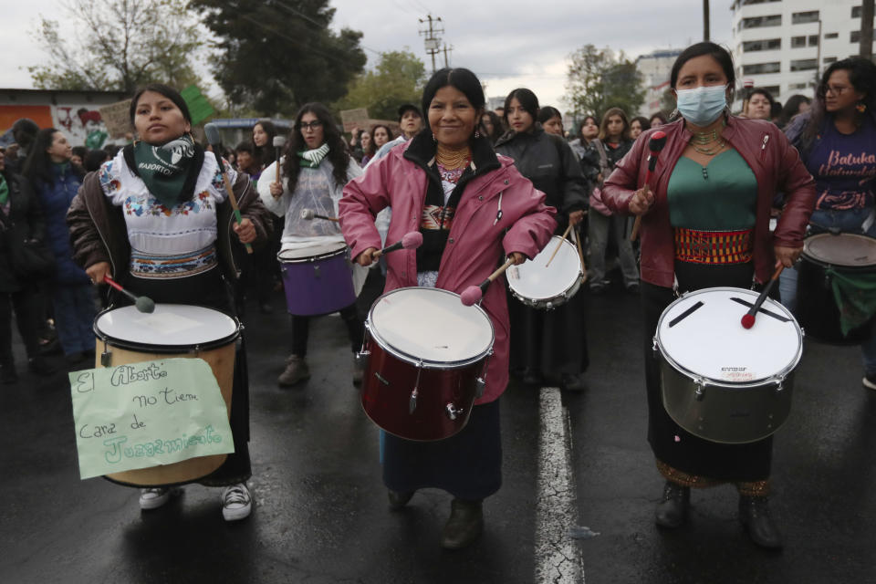 Mujeres tocando el tambor en una protesta por el Día Internacional del Aborto Seguro en Quito, Ecuador, el jueves 28 de septiembre de 2023. (AP Foto/Dolores Ochoa)