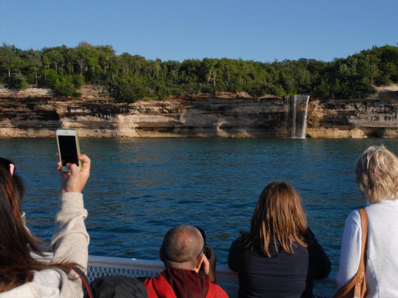 Wasserfälle am Ufer des kalten Lake Superior: Die Pictured Rocks National Lakeshore bietet Hobbyfotografen viele Möglichkeiten. Foto: Christian Röwekamp