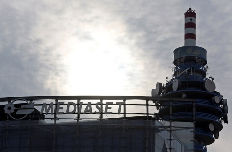 FOTO DE ARCHIVO: La torre Mediaset se ve cerca de Milán, Italia