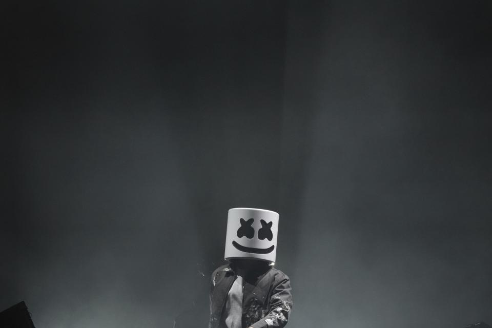 Marshmello de Estados Unidos durante su set en el Festival Tecate Emblema en la Ciudad de México el viernes 17 de mayo de 2024. (Foto AP/Fernando Llano)