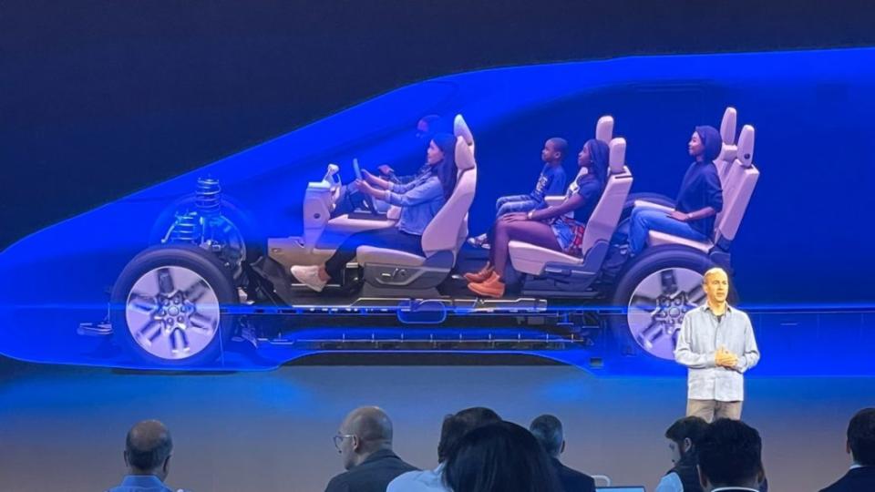 Ford曾短暫揭露過新世代電動車平台，當時展示的是三排七人座版本。(圖片來源/Twitter@MikeMartinez_AN)