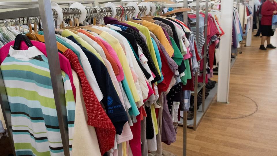 Gebrauchte Kleidung in einem Sozialkaufhaus. Lange Zeit gab es gebrauchte Kleidung vor allem auf Flohmärkten und in Secondhand-Läden. Doch jetzt steigen auch die großen Modehändler wie Zalando, Otto oder H&M in das Geschäft ein.