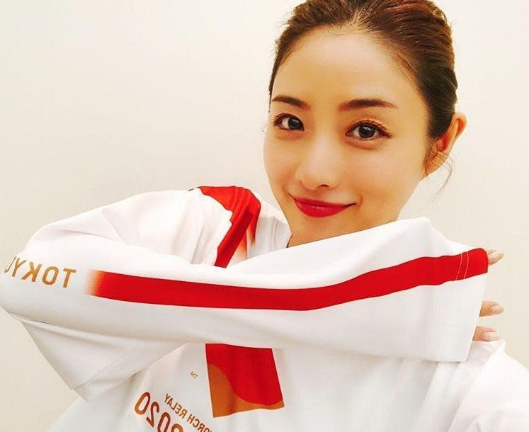 日本女星石原聰美宣布閃婚「一般男性」，引發熱議。（翻攝自satomisquad IG）