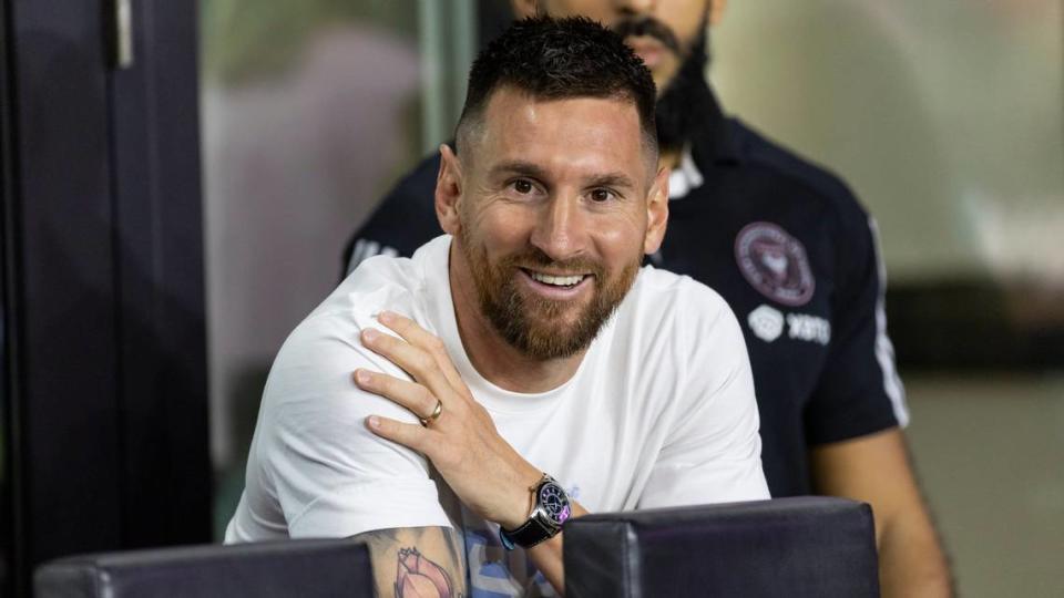 El astro del Inter Miami Lionel Messi mira el partido de la MLS ante Charlotte, celebrado el 18 de octubre de 2023 en el DRV PNK Stadium en Fort Lauderdale, Florida.