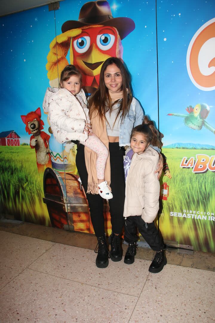 La exparticipante de Gran Hermano, Romina Uhrig, concurrió con sus hijas a la función de prensa e invitados de La granja de Zenón