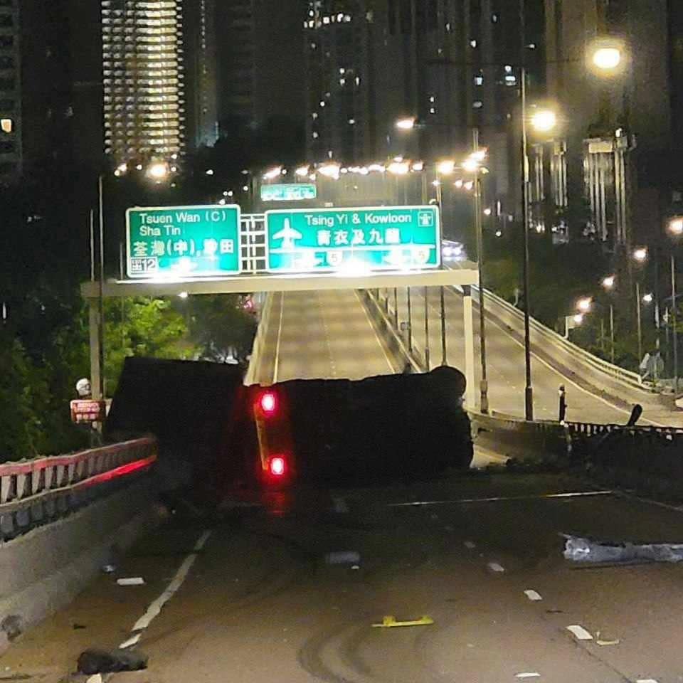貨櫃車在荃灣路翻側（網上圖片）