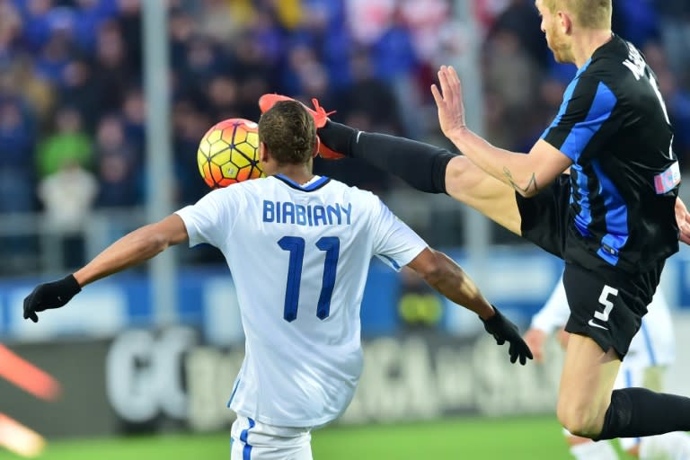 Inter Milan's forward from France Jonathan Biabiany (L) fights for the ball with Atalanta's defender from Italy Andrea Masiello during the Italian Seria A football match Atalanta vs Inter Milan in Bergamo on January 16, 2016